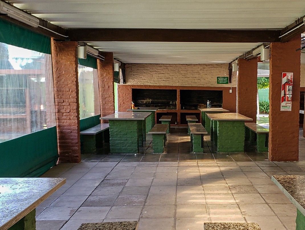 Quincho con mesas y parrillas